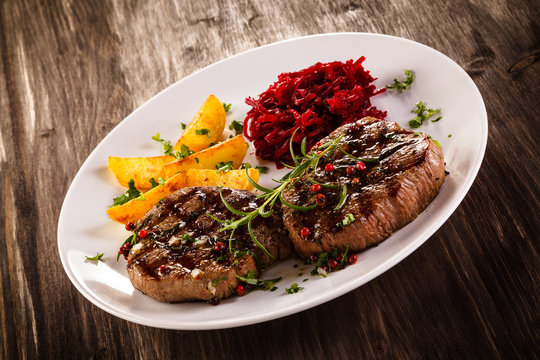 Grilled beefsteaks with potatoes and beetroots