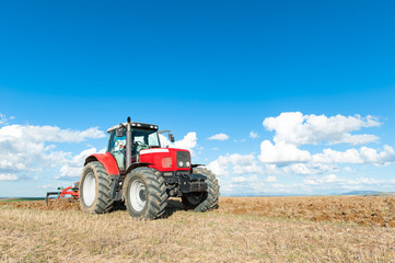 Obraz premium tractor in the lands along with gear for work.