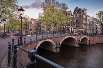 Obraz premium Abendstimmung über einer Brücke in Amsterdam