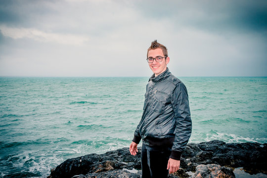 Jeune homme sur les rochers &agrave; Talamone en Toscane