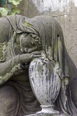 Obraz premium Statue of a man looking into the jar