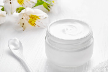 Obraz na płótnie Canvas Body shaping cosmetic cream herbal lotion anti cellulite skin care helthy leg treatment