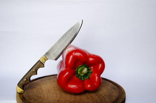 Pimiento Rojo, Tabla Y Cuchillo