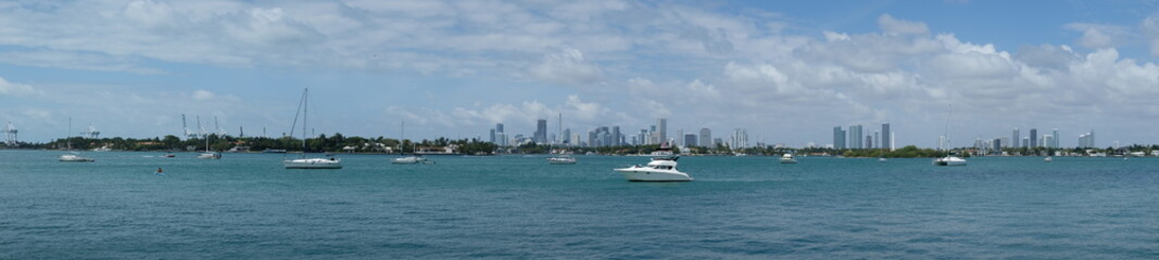 Fototapeta na wymiar Skyline of Miami with blue sky