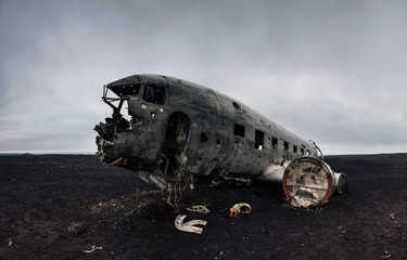 Fototapeta na wymiar Picture of the crashed DC-3 airplane at the beach of Sandur at Iceland
