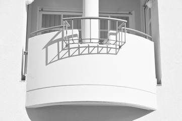 Modernr Balkon mit Edelstahl-Geländer an Hausfront