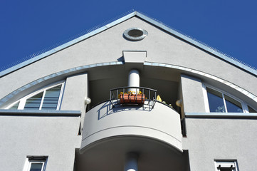 Modernr Balkon mit Edelstahl-Geländer an Hausfront