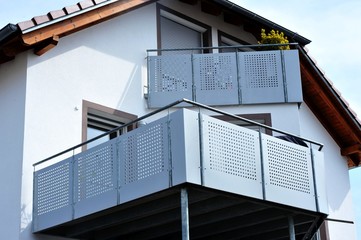 Modernr Balkon mit Edelstahl-Geländer an Hausfront