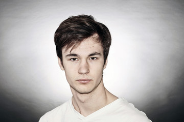 Teenager mit markantem Gesicht
