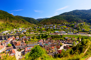 Fototapeta premium Blick auf den Ort Hornberg im Gutachtal im Schwarzwald mit der Viadukt Brücke
