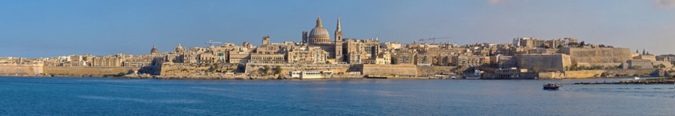 Fototapeta na wymiar Panorama von Valletta auf Malta, gesehen von Sliema