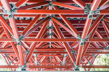 Einblick in die Holzkonstruktion der Thalkirchner Brücke in München Thalkirchen 