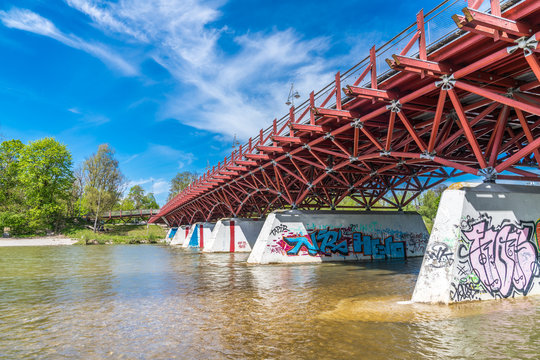 Thalkirchner Br&uuml;cke in M&uuml;nchen verbindet die U-Bahn mit dem Tierpark Hellabrunn