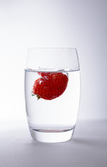 Erdbeere im Glas für die Diät zum abnehmen von Gewicht