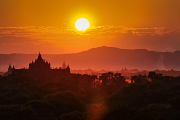 Myanmar - Burma -  Sonnenuntergang bei den Pagoden in Bagan