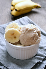 Vanilla ice cream with banana slices