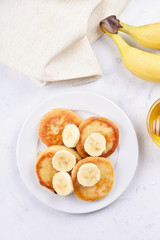 Pancakes with curd and banana slices