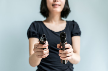 銃を向ける女性