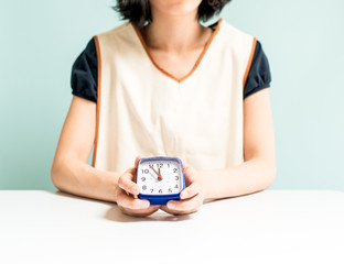 時計を持つ女性