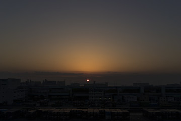 都会に沈む夕日