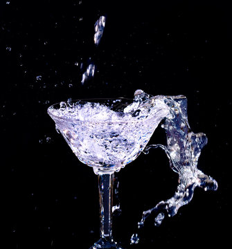 Goutte d'eau dans uen coupe &agrave; champagne 2