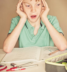 Kind bekommt Nachhilfeunterricht im Old School Design