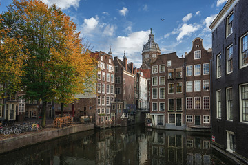 Fototapeta premium The canal houses along the junction of the canals Oudezijds Voorburgwal and Oudezijds Achterburgwal