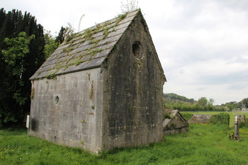 Obraz premium Old concrete tomb graveyard Ireland