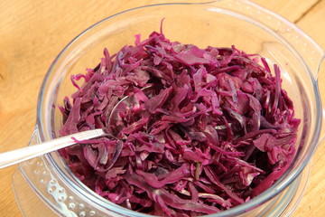 Rotkohl  in Schüssel mit Löffel