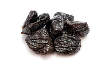 dörrpflaumen dörrpflaume trockenpflaume trockenpflaumen isoliert freigestellt auf weißen Hintergrund, Freisteller
