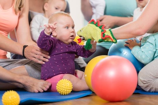 Junge Mamas und Babys in der Krabbelgruppe