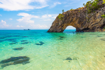 Naklejka premium Wakacje w Tajlandii - Piękna wyspa Koh khai wyspa na Koh Lipe z długą łodzią przy plaży w Satun, Tajlandia