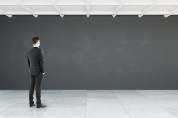 Obraz premium Man looking at empty wall