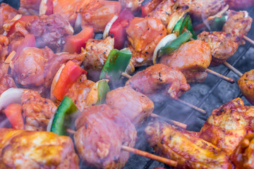 Leckere Schaschlikspieße auf dem Grillrost