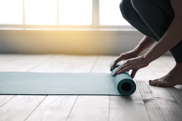 Keuken foto achterwand Yogaschool Jonge vrouw doet yoga Twist Mat Gezonde levensstijl