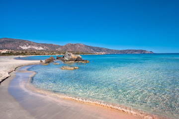 Wakacje na Krecie w Grecji. Idealna plaża Elafonisi z krystaliczną wodą. - obrazy, fototapety, plakaty