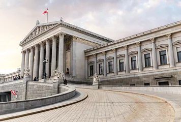 Foto op Plexiglas hoofdingang van het Oostenrijkse parlementsgebouw in Griekse stijl met standbeelden van filosofen en witte zuilen met de beroemde Pallas Athena-fontein en in Wenen © EdNurg
