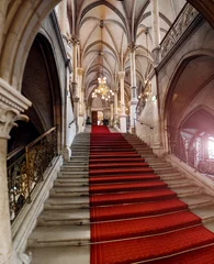 Fototapeten Treppenhaus des Wiener Rathauses oder des Rathauses, Panoramablick von innen auf das Wahrzeichen © EdNurg
