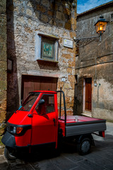 Fototapeta na wymiar Le triporteur dans les rues de Pitigliano en Toscane