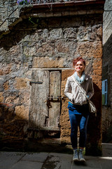 Femme dans les rues de Pitigliano en Toscane