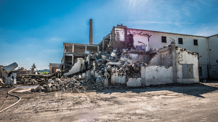 Fototapeta na wymiar Alte Fabrik wird abgerissen