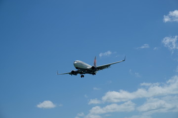 Fototapeta na wymiar Airplane flying very low to land at Key West