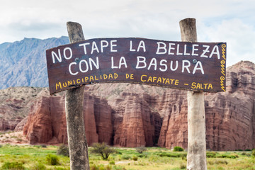 Wooden sign in Quebrada de Cafayate valley, Argentina. It says: Do not cover the beauty with a garbage.