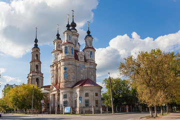 Космодамианская (Никольская) церковь. Церковь и колокольня в окружении зеленых деревьев. Калуга. Россия.