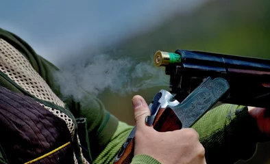Rolgordijnen shotgun throwing its shell © Rionegro