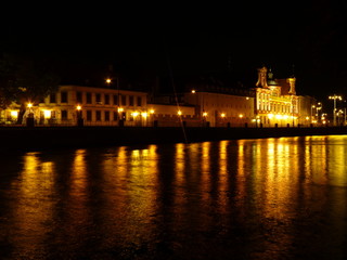 Wrocław nocą. Pięknie oświetlone budynki odbijające się w rzece Odra. Polska - obrazy, fototapety, plakaty