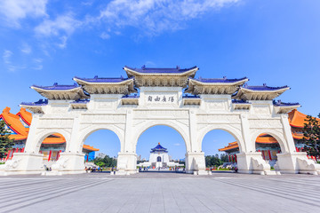 Fototapeta premium Archway of Chiang Kai Shek Memorial Hall, Tapiei, Tajwan. Znaczenie chińskiego tekstu na bramie to „Plac Wolności”.