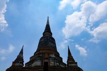 Naklejka premium Ancient pagoda or ancient pagoda with white cloud and blue sky background