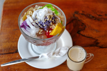 popular Filipino dessert Halo-halo