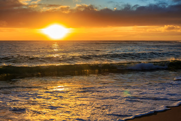 Fototapeta na wymiar Beautiful sunset time on hawaiian beach with ocean view seascape